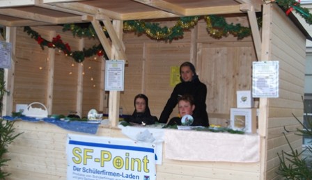 Schülerfirmen verkaufen auf dem Havelberger Weihnachtsmarkt